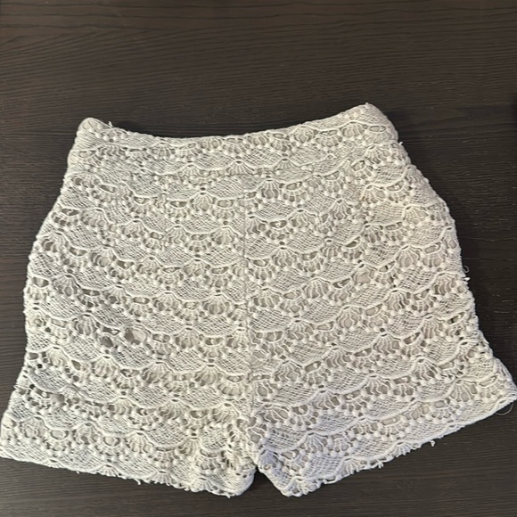 Express Size 4 White Cotton-Print High-Waist Side-Zip shorts With Pockets - Picture 4 of 10